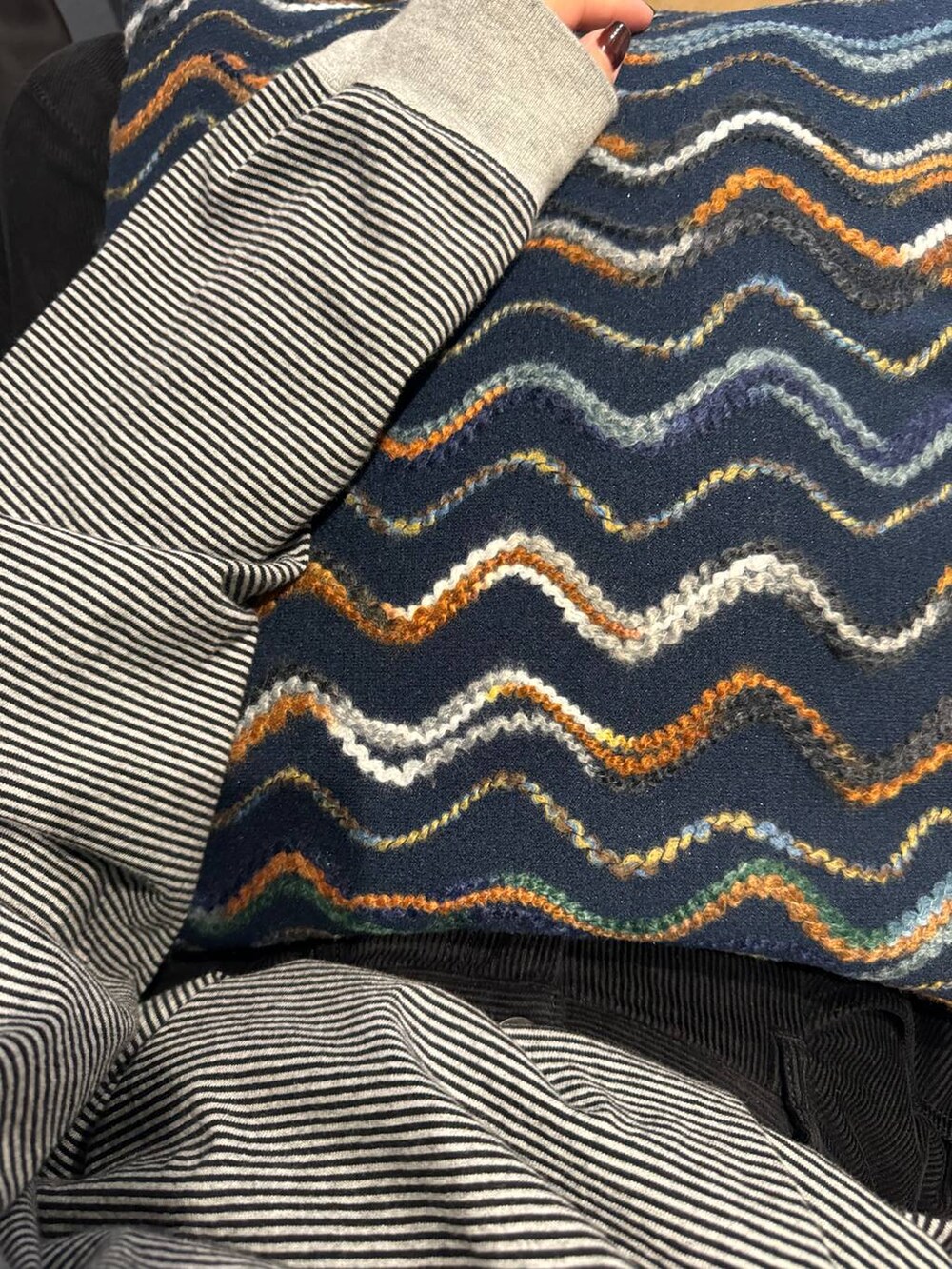 ブルー系のクッション/クッションカバーを着用したレディースの秋コーディネートの2枚目の写真