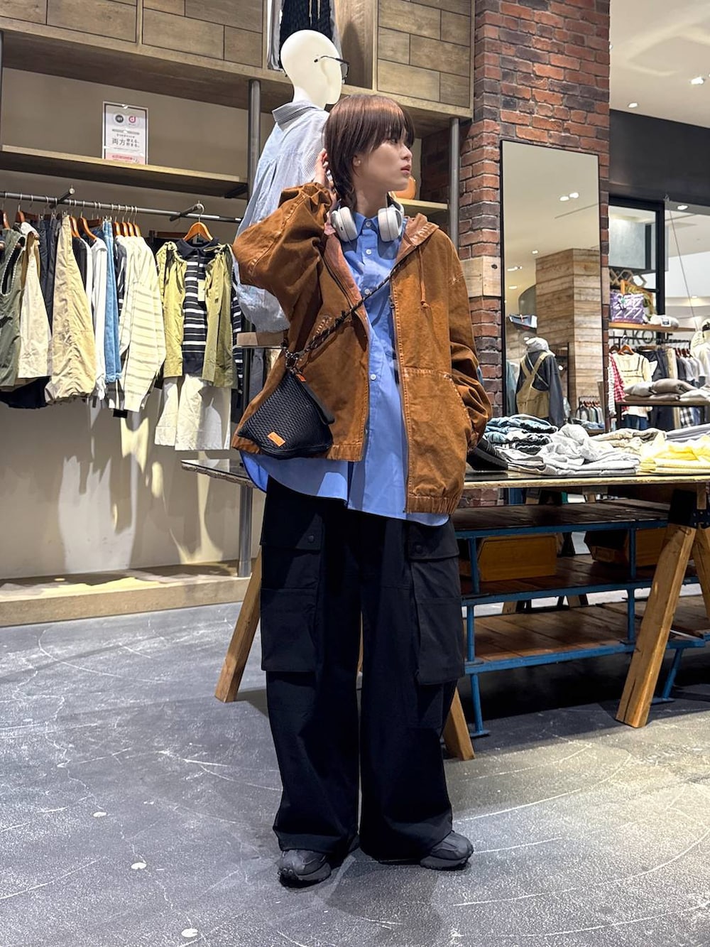 ブルー系のシャツ/ブラウス、ブラック系のスニーカー、ブラック系のその他パンツを着用したメンズの春コーディネートの7枚目の写真