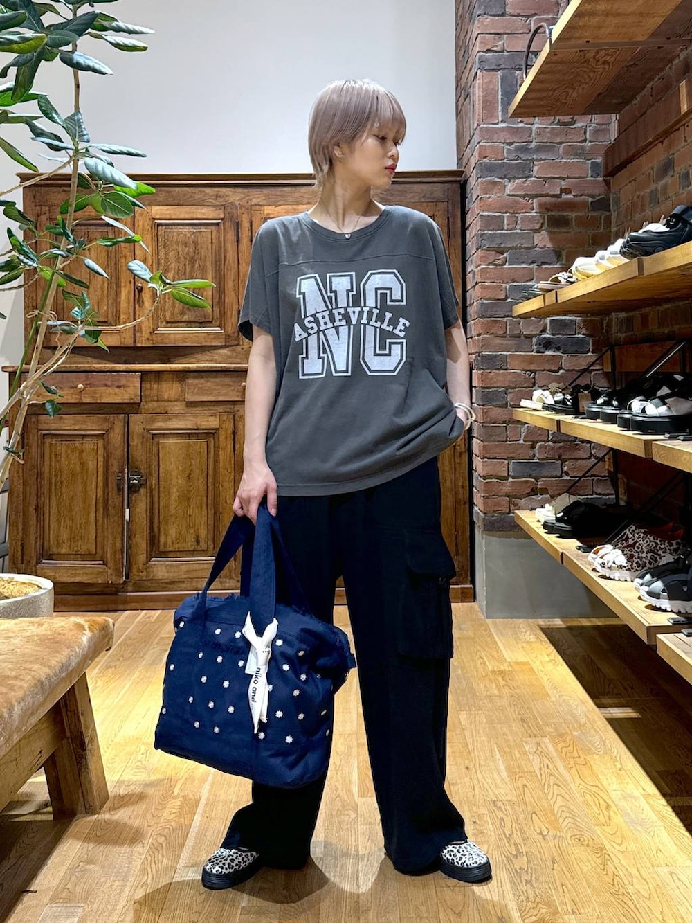 ブルー系のショルダーバッグ、その他のスニーカー、グレー系のTシャツ/カットソーを着用したレディースの夏コーディネートの3枚目の写真