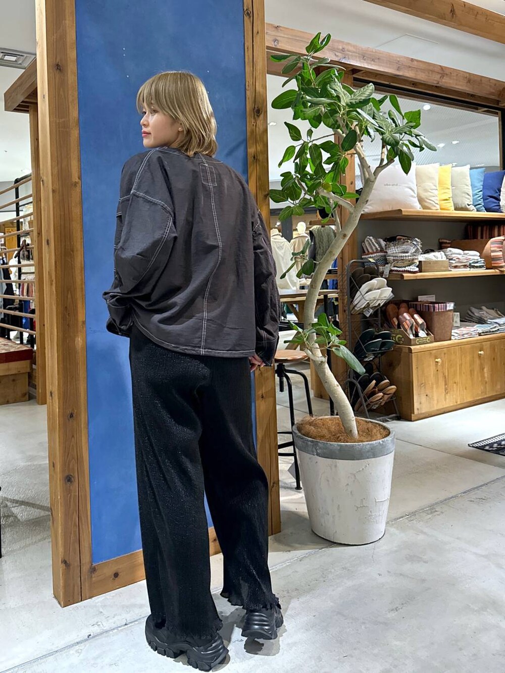 ブラック系のベスト、ブラック系のスニーカーを着用したレディースの春コーディネートの4枚目の写真