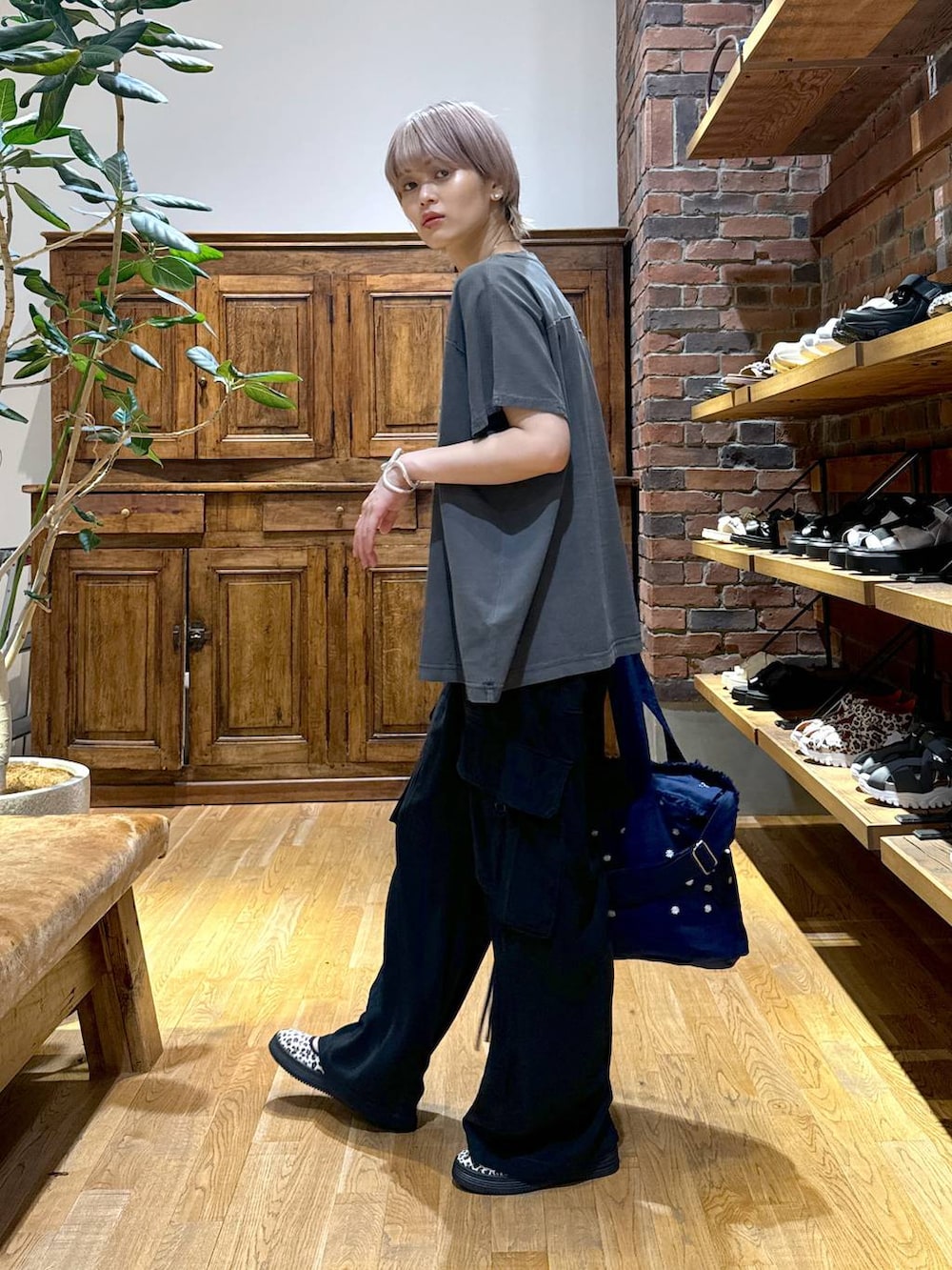 ブルー系のショルダーバッグ、その他のスニーカー、グレー系のTシャツ/カットソーを着用したレディースの夏コーディネートの4枚目の写真