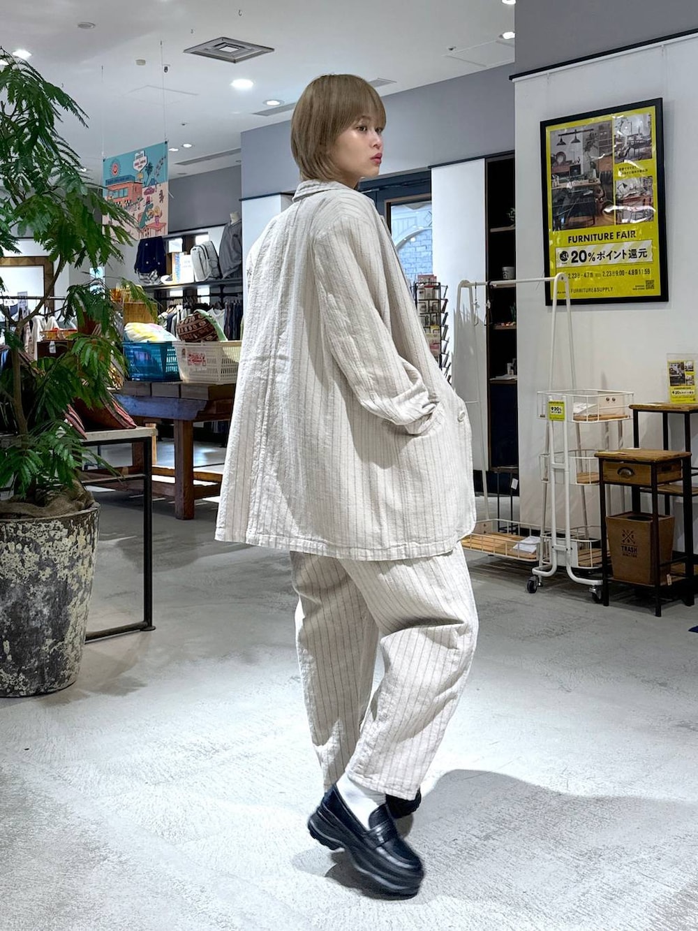 ブラック系のローファー、ベージュ系のテーラードジャケット、ベージュ系のその他パンツを着用したレディースの春コーディネートの3枚目の写真