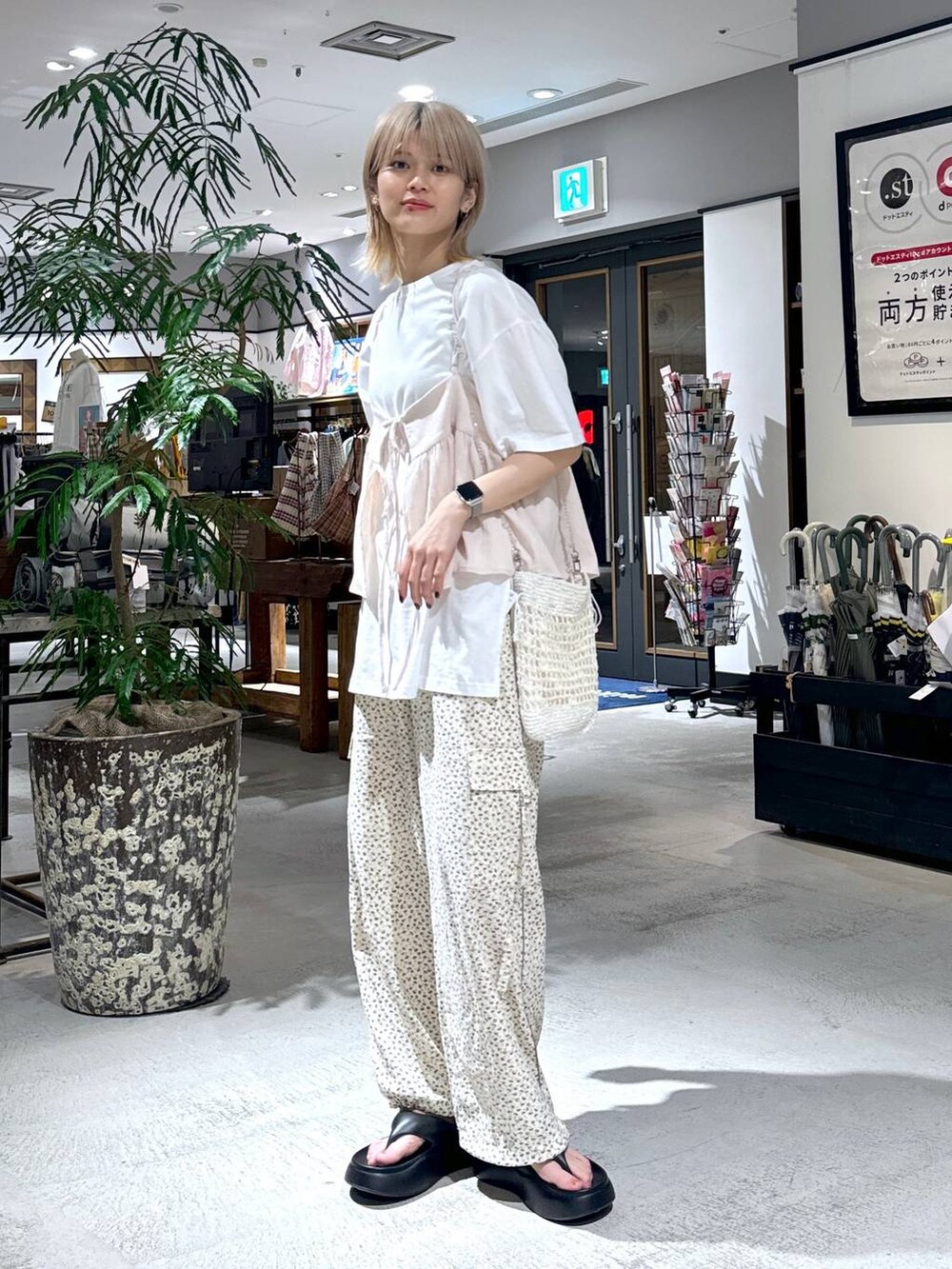 ブラック系のサンダルを着用したレディースの春コーディネートの3枚目の写真