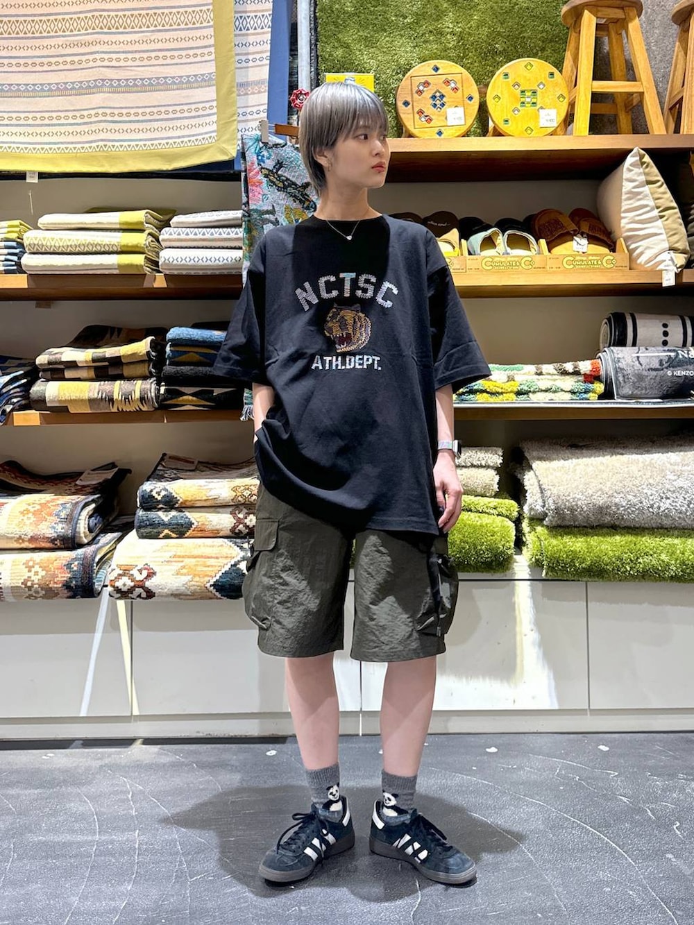 グリーン系のカーゴパンツ、ブラック系のTシャツ/カットソーを着用したレディースの夏コーディネートの5枚目の写真