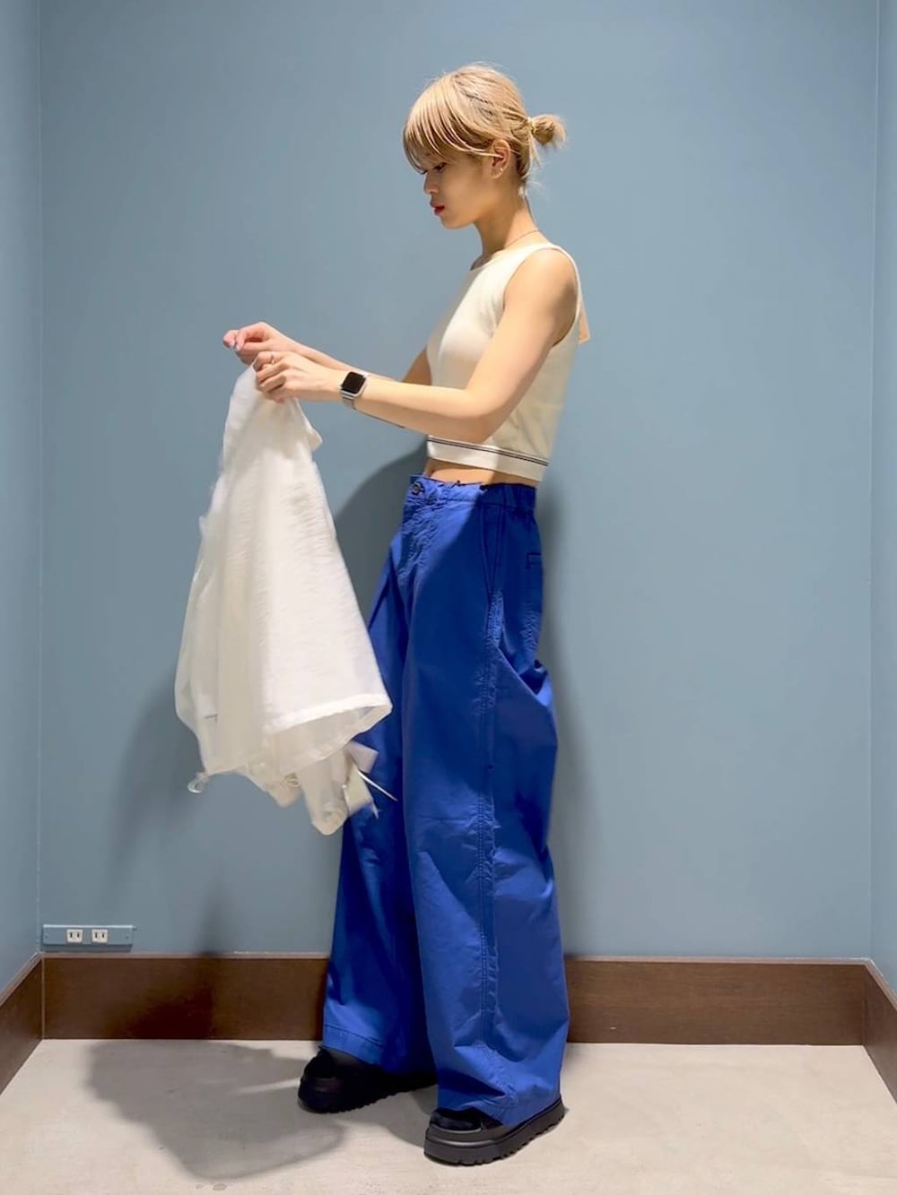 ベージュ系のタンクトップ、ブルー系のその他パンツ、ホワイト系のブルゾンを着用したレディースの春コーディネートの2枚目の写真