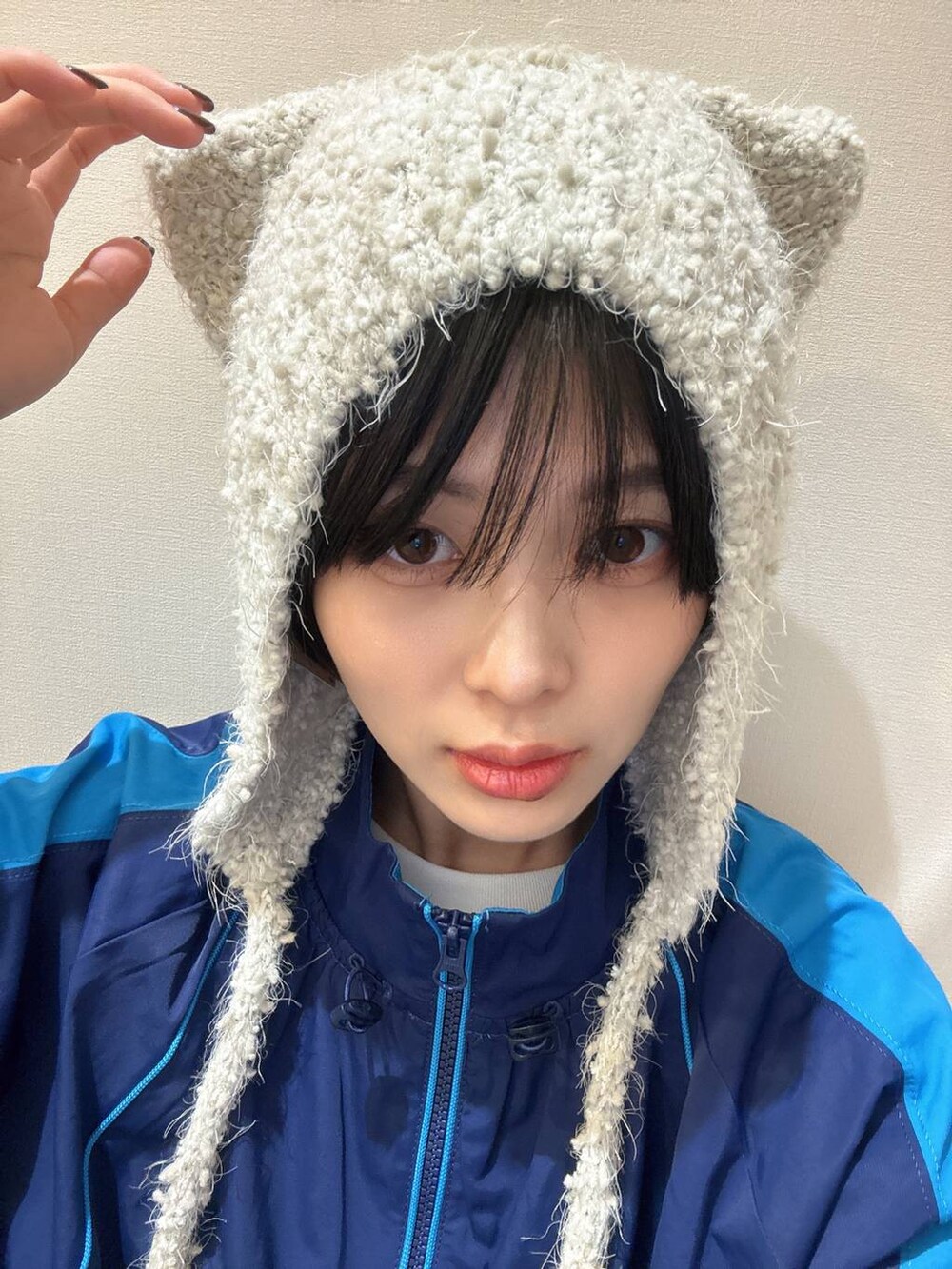 ベージュ系のニットキャップ/ビーニーを着用したレディースの秋コーディネートの2枚目の写真