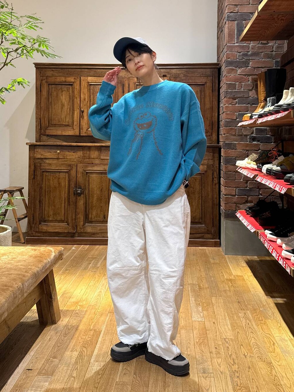 ホワイト系のその他パンツ、ブラック系のスニーカー、ブルー系のニット/セーターを着用したレディースの冬コーディネートの3枚目の写真