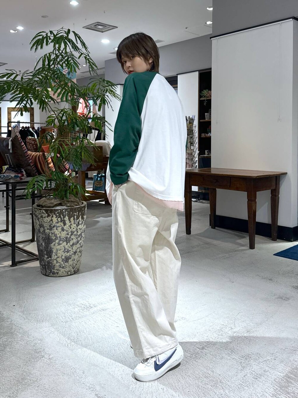 ベージュ系のその他パンツを着用したレディースの冬コーディネートの5枚目の写真