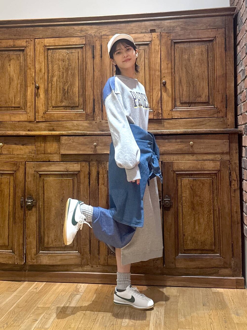 ブルー系のシャツ/ブラウス、グレー系のワンピース、ホワイト系のキャップを着用したレディースの冬コーディネートの4枚目の写真