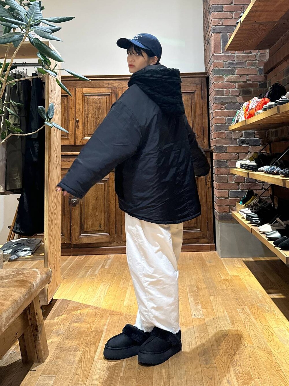 ホワイト系のその他パンツ、ブラック系のスリッポンを着用したレディースの秋コーディネートの4枚目の写真