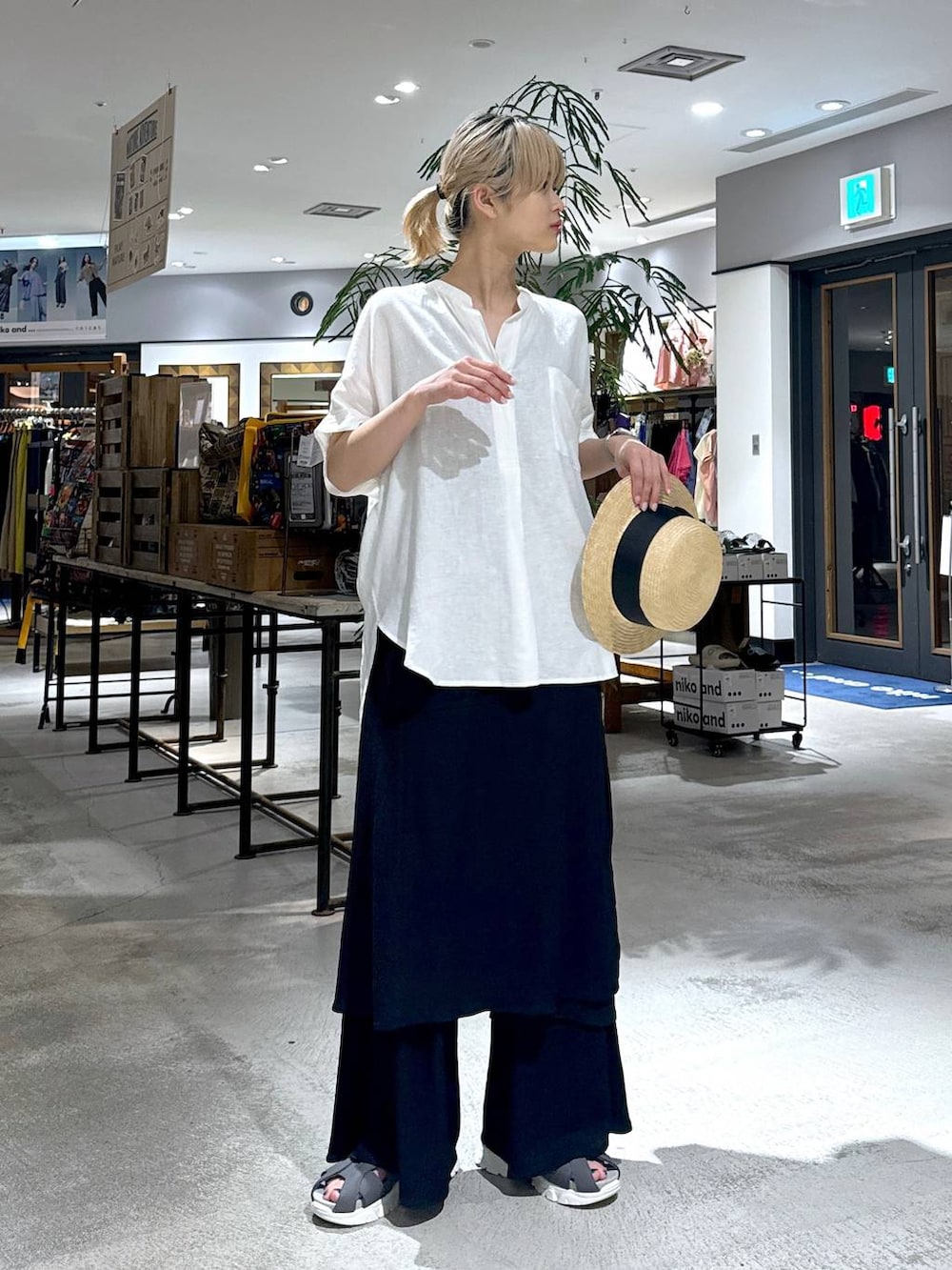 ホワイト系のシャツ/ブラウス、ベージュ系のハットを着用したレディースの春コーディネートの4枚目の写真