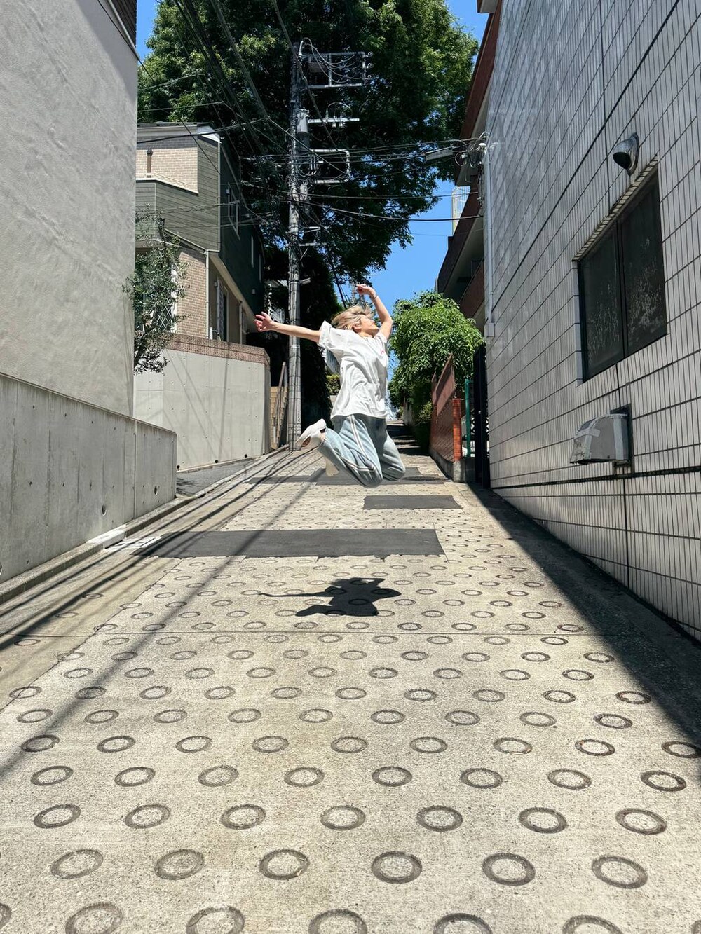 ベージュ系のサンダルを着用したレディースの夏コーディネートの7枚目の写真