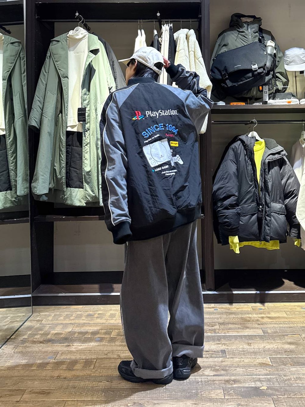 ブラック系のスニーカー、ブラック系のブルゾン、その他のスウェットを着用したメンズの冬コーディネートの4枚目の写真