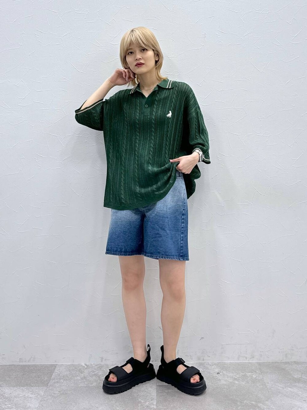 ブラック系のサンダルを着用したレディースの春コーディネートの3枚目の写真