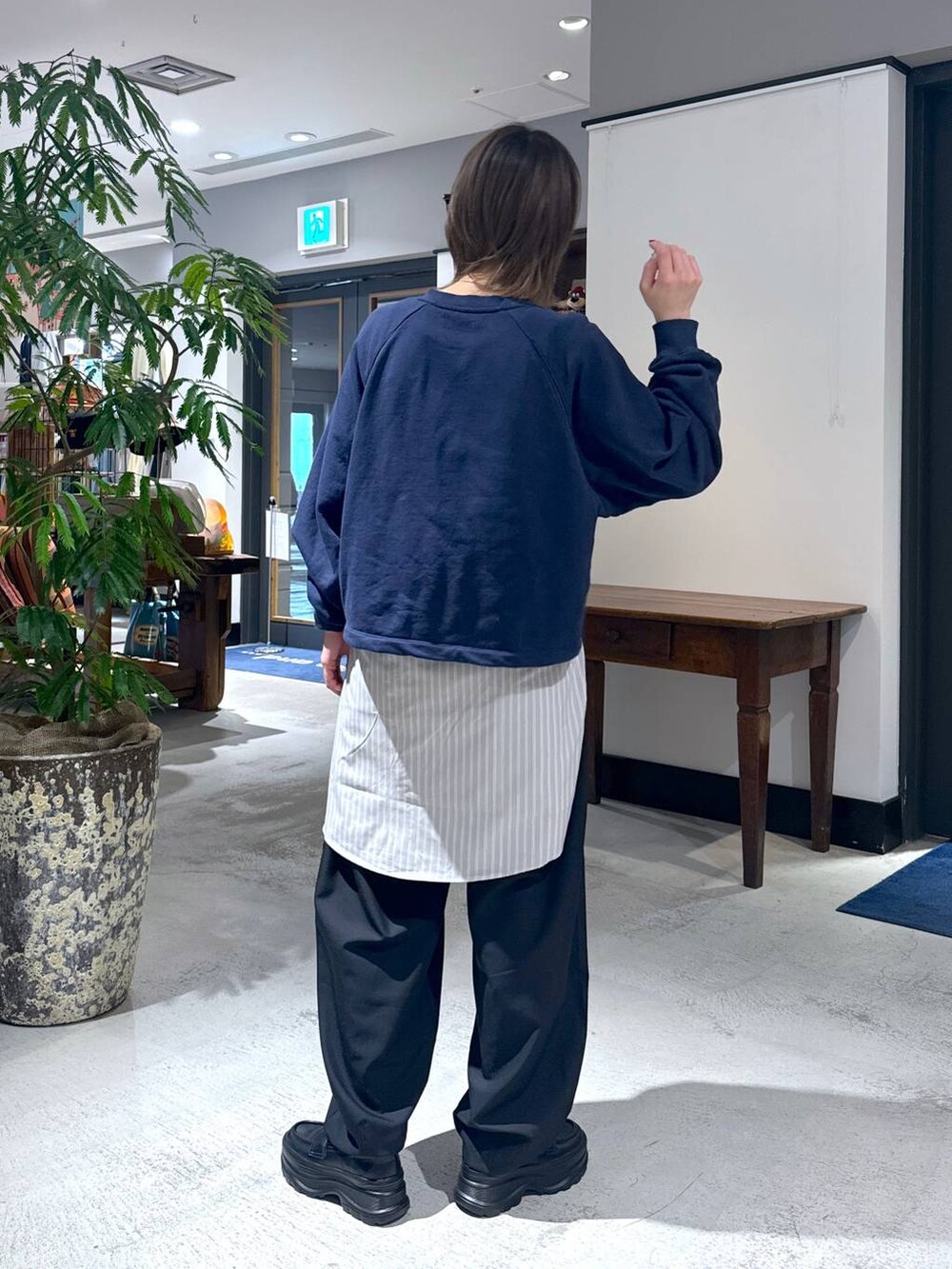 ブラック系のローファー、グレー系のシャツ/ブラウス、ブラック系のスラックスを着用したメンズの冬コーディネートの4枚目の写真