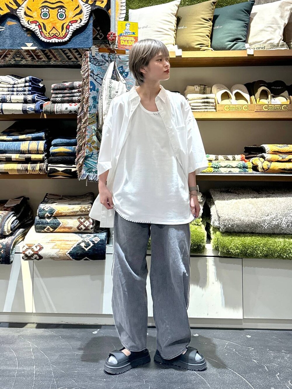 ホワイト系のタンクトップを着用したレディースの夏コーディネートの2枚目の写真