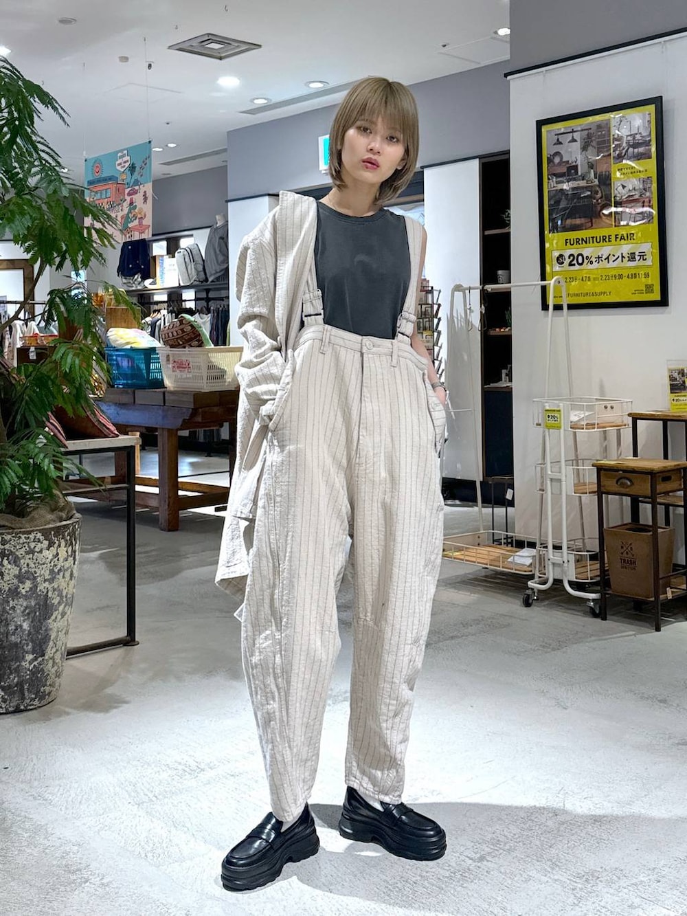 ブラック系のローファー、ベージュ系のテーラードジャケット、ベージュ系のその他パンツを着用したレディースの春コーディネートの6枚目の写真