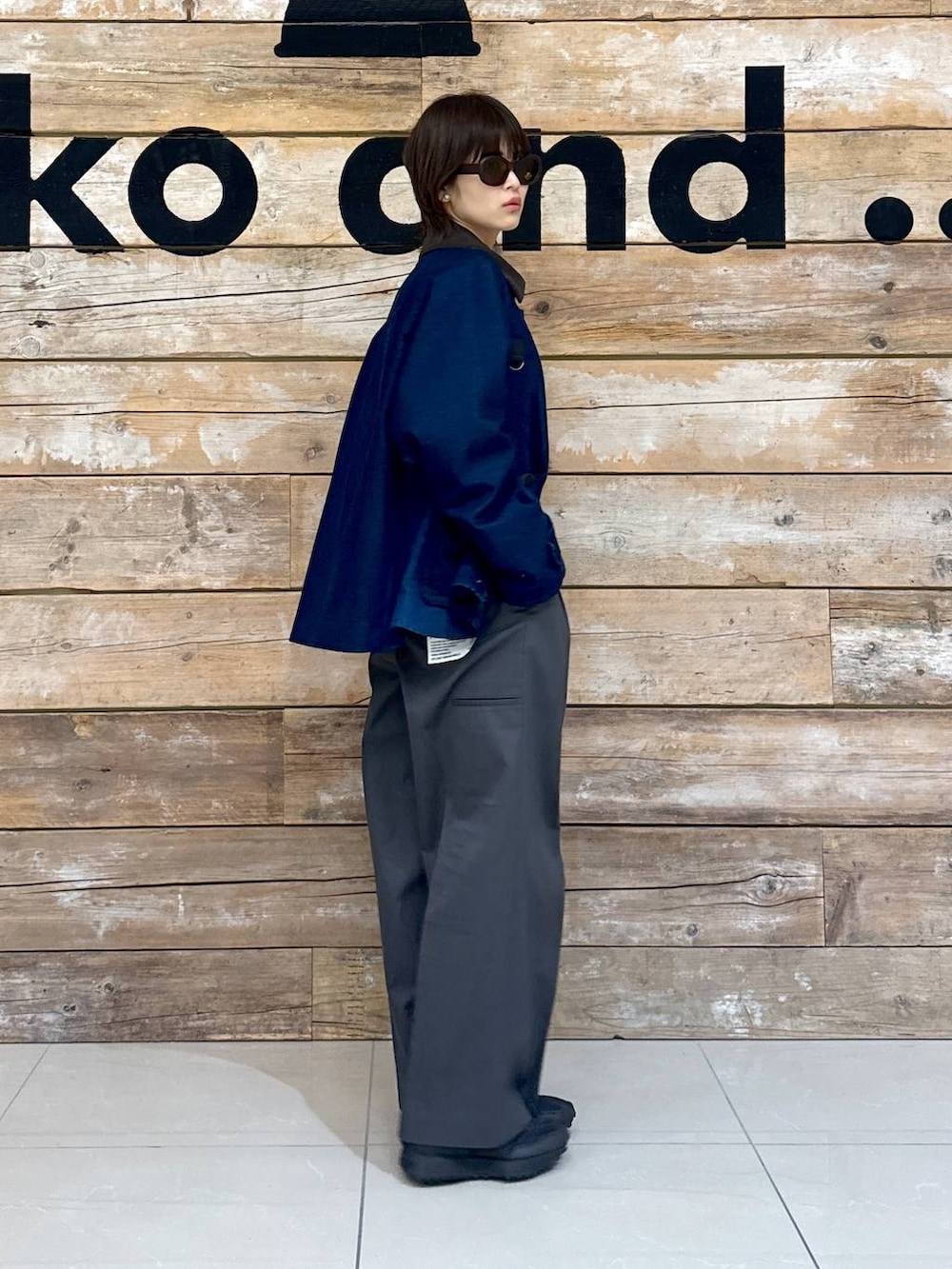 ピンク系のシャツ/ブラウス、ブルー系のブルゾン、ブラック系のスニーカーを着用したレディースの冬コーディネートの2枚目の写真