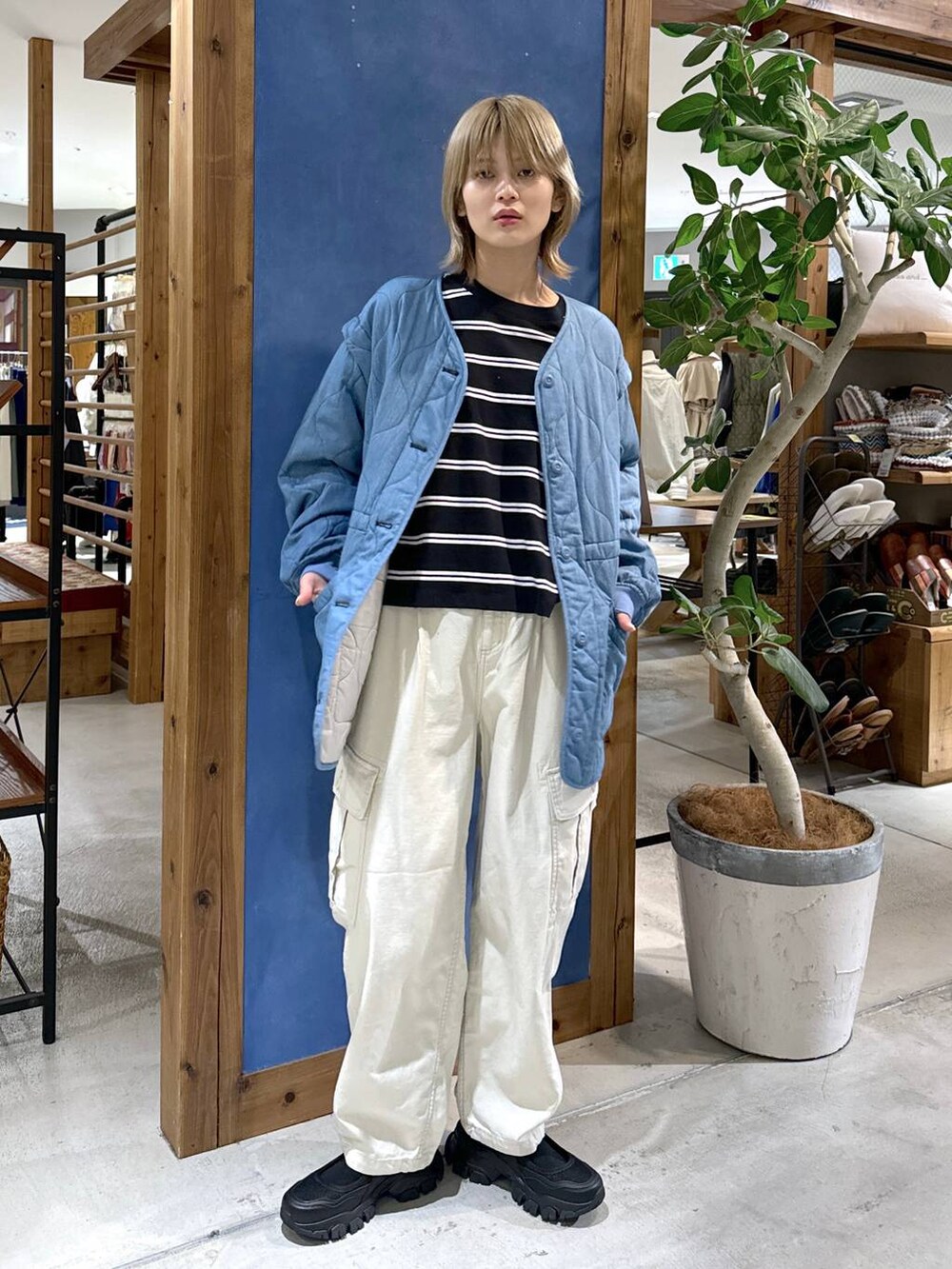 ブルー系のその他アウター、ベージュ系のカーゴパンツ、ブラック系のスニーカーを着用したレディースの春コーディネートの2枚目の写真