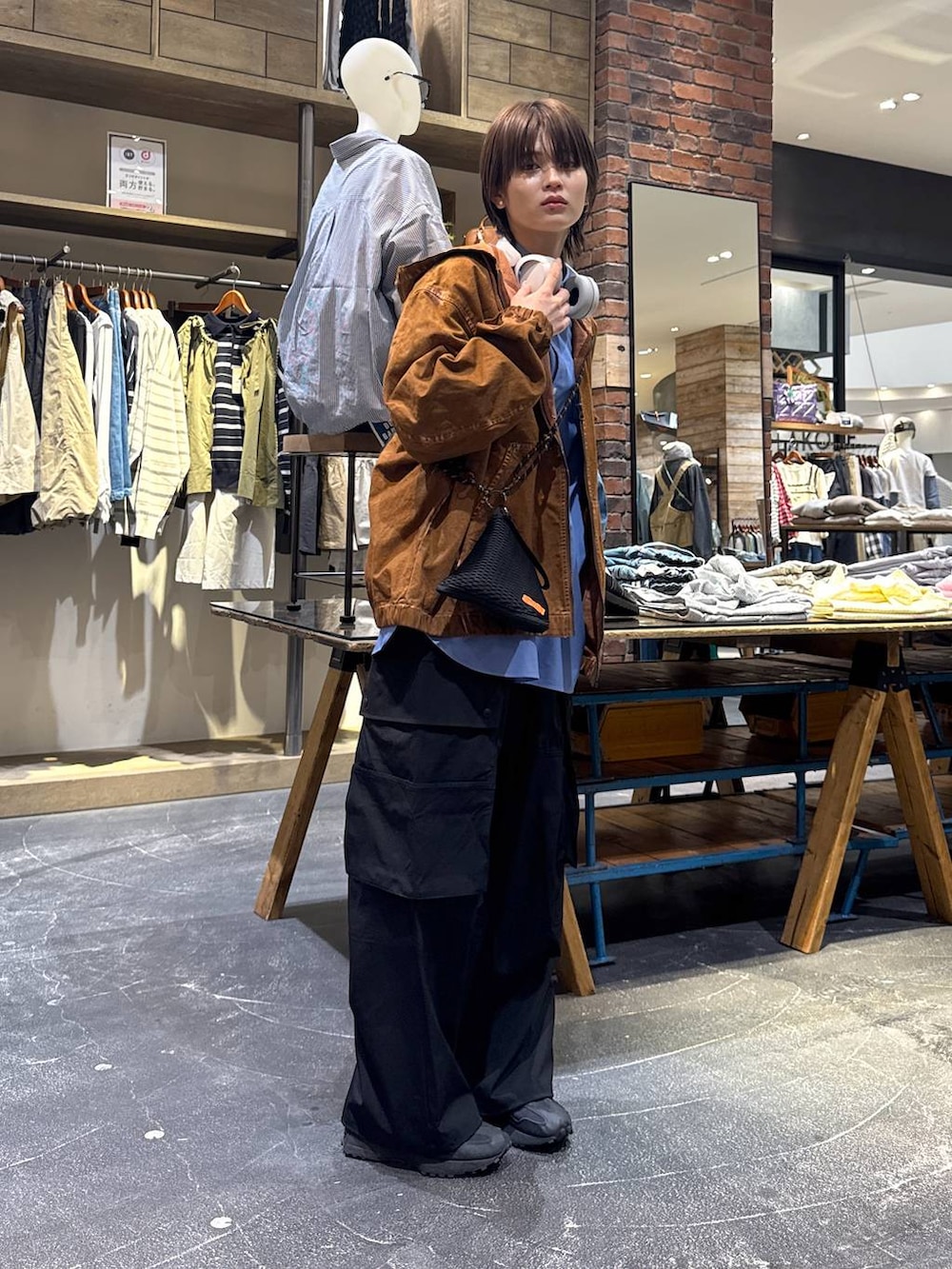 ブルー系のシャツ/ブラウス、ブラック系のスニーカー、ブラック系のその他パンツを着用したメンズの春コーディネートの6枚目の写真