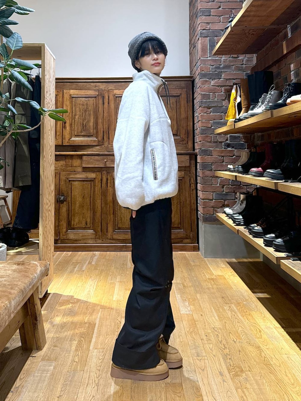 イエロー系のモカシン/デッキシューズ、グレー系のその他トップス、グレー系のハットを着用したレディースの秋コーディネートの5枚目の写真