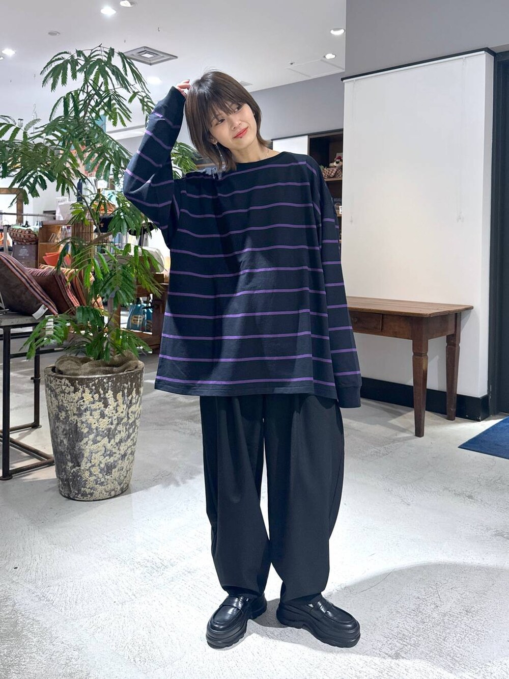 ブラック系のローファー、ブラック系のスラックス、グレー系のブルゾンを着用したレディースの冬コーディネートの7枚目の写真