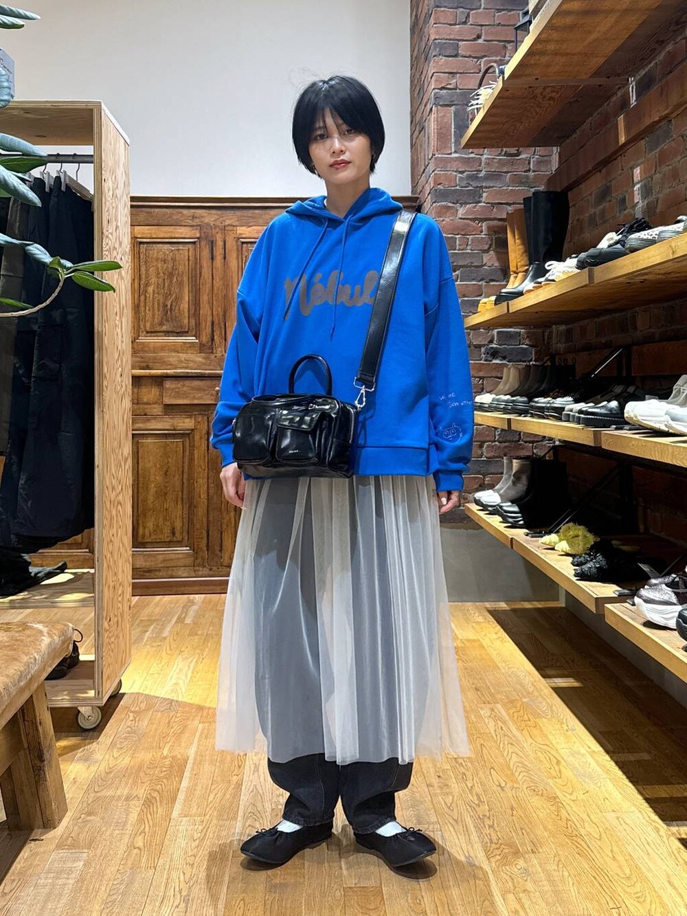 ブラック系のその他パンツ、ブラック系のパンプス、ブラック系のショルダーバッグを着用したレディースの秋コーディネートの2枚目の写真
