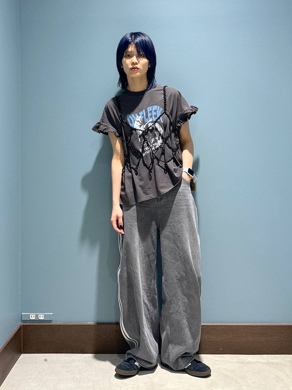 ブラック系のベスト、グレー系のTシャツ/カットソーを着用したレディースの春コーディネートの5枚目の写真