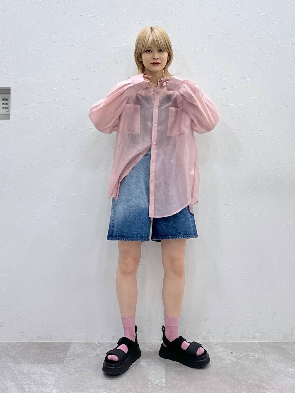 ピンク系のシャツ/ブラウス、ブラック系のキャミソール、ブラック系のサンダルを着用したレディースの春コーディネートの5枚目の写真