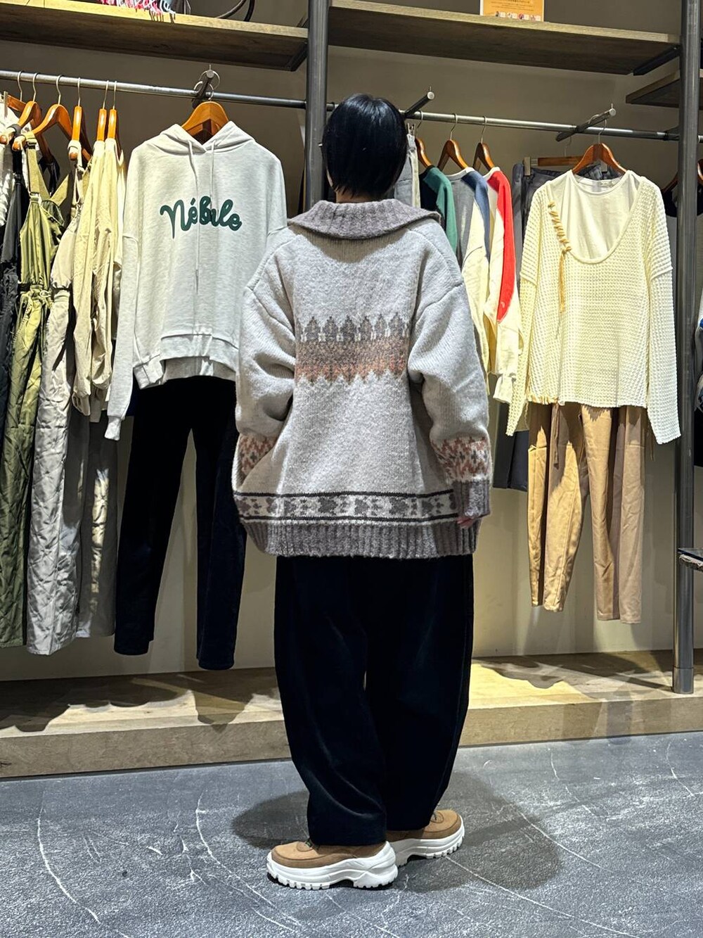 ホワイト系のTシャツ/カットソー、ブラック系のその他パンツ、イエロー系のブーツを着用したレディースの秋コーディネートの3枚目の写真