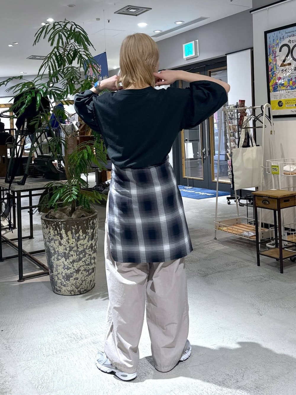 ブラック系のTシャツ/カットソー、グレー系のスニーカー、ブラック系のシャツ/ブラウスを着用したメンズの春コーディネートの4枚目の写真