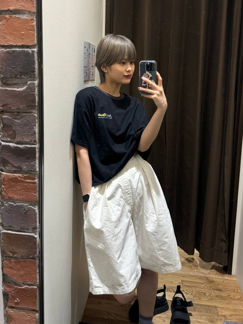 ベージュ系のその他パンツ、ブラック系のTシャツ/カットソーを着用したレディースの夏コーディネートの2枚目の写真