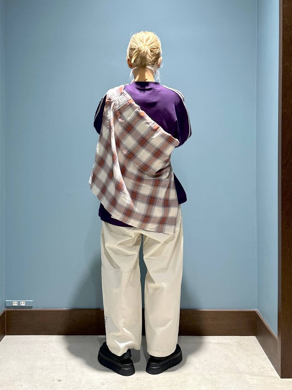 パープル系のTシャツ/カットソー、ベージュ系のその他パンツ、ブラック系のサンダルを着用したメンズの春コーディネートの3枚目の写真