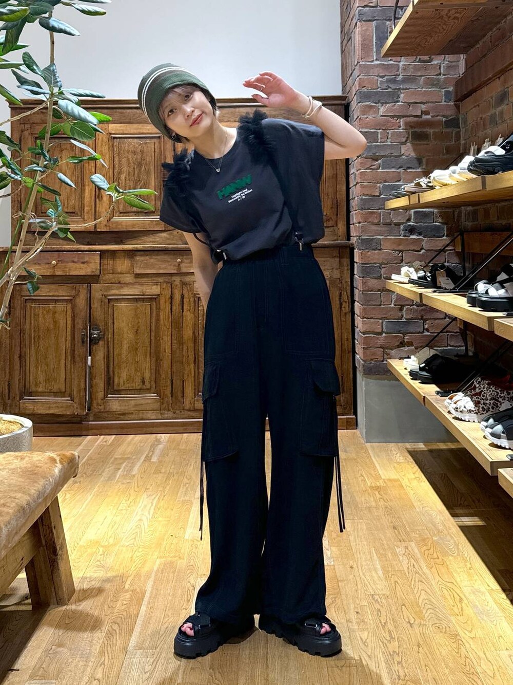 ブラック系のサンダル、ブラック系のカーゴパンツ、グレー系のTシャツ/カットソーを着用したレディースの夏コーディネートの2枚目の写真