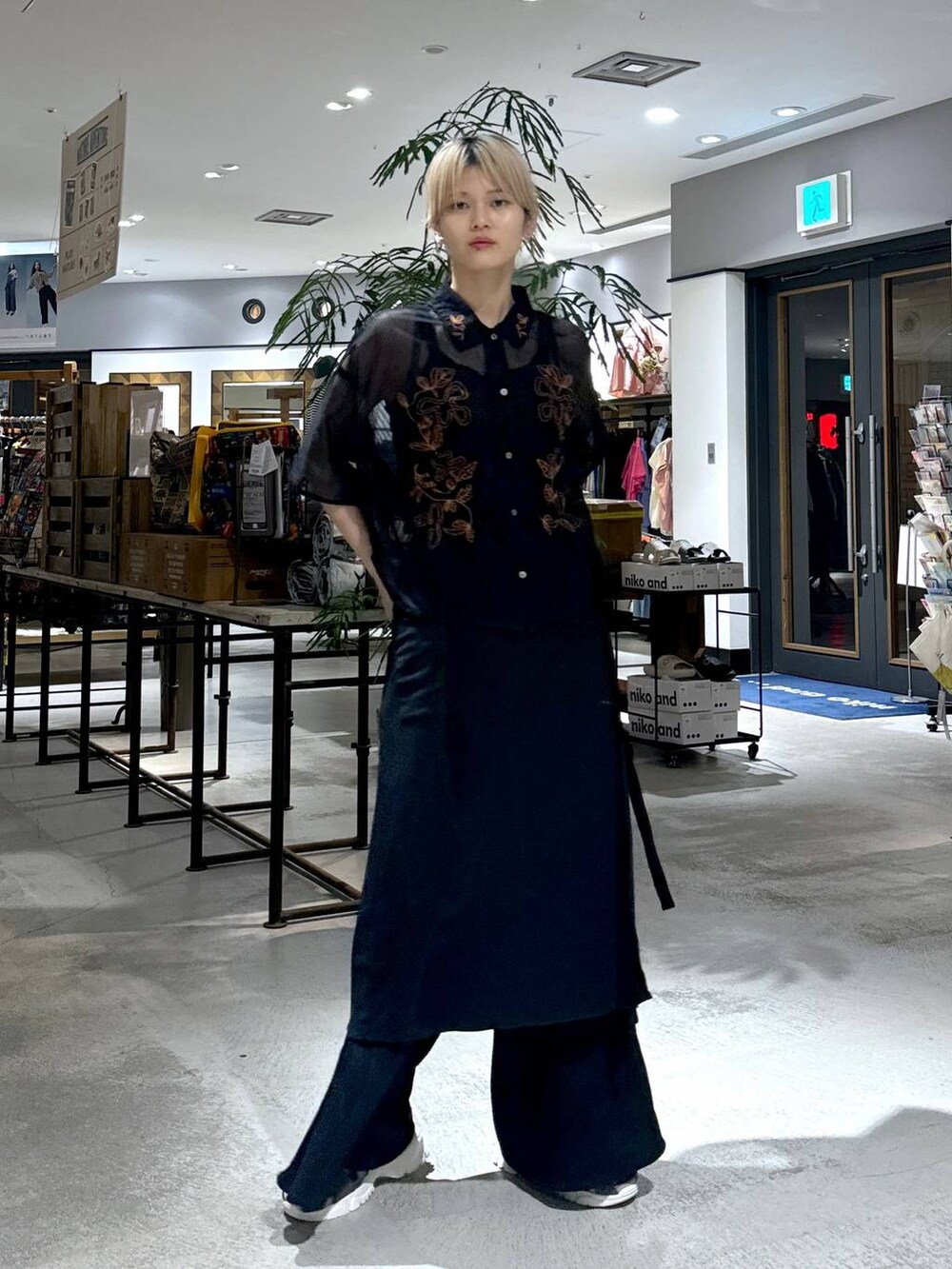 ブルー系のシャツ/ブラウスを着用したレディースの春コーディネートの2枚目の写真