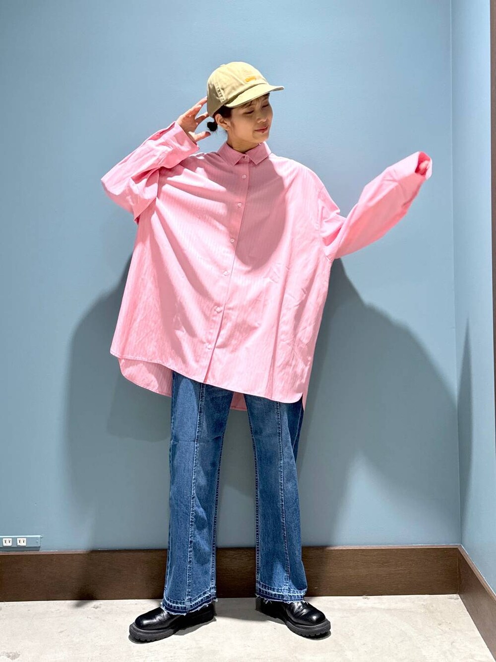 ブルー系のデニムパンツ、ベージュ系のキャップを着用したレディースの冬コーディネートの4枚目の写真