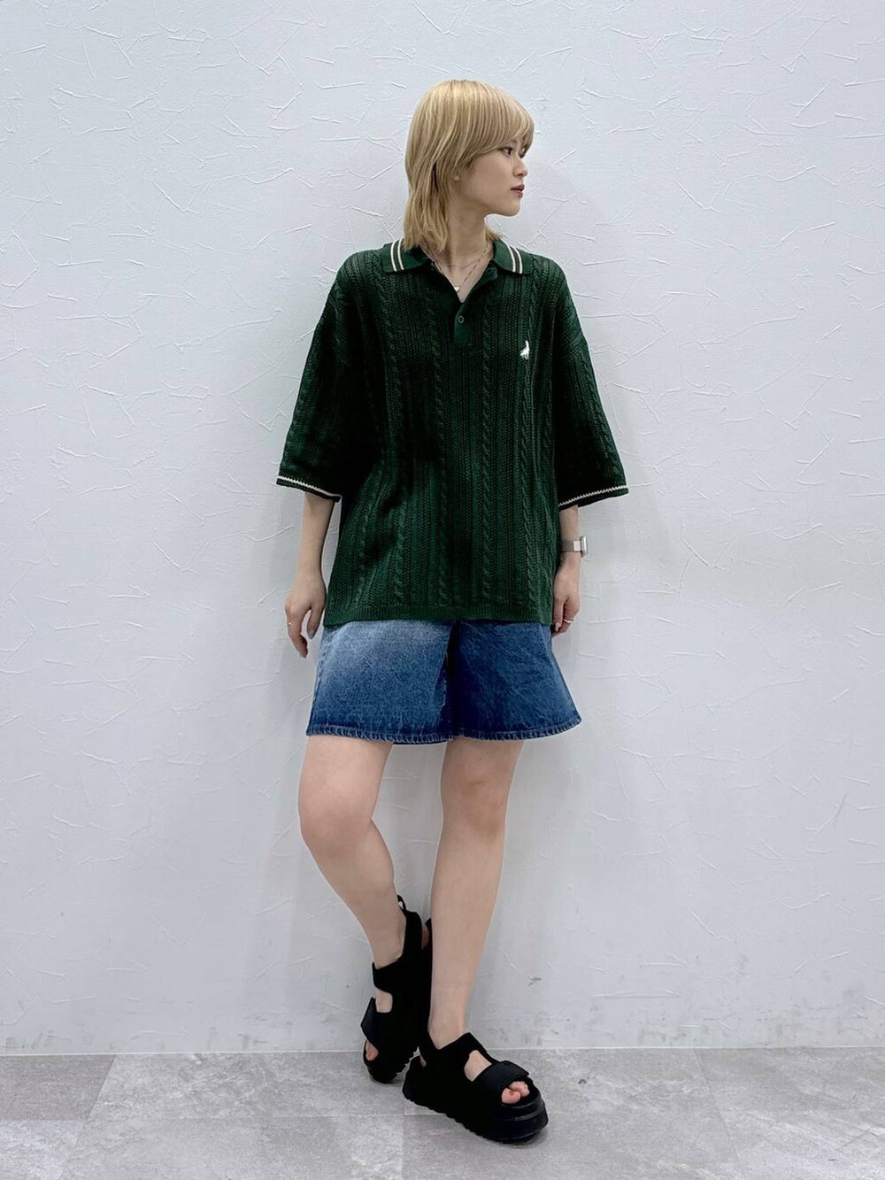 ブラック系のサンダルを着用したレディースの春コーディネートの2枚目の写真