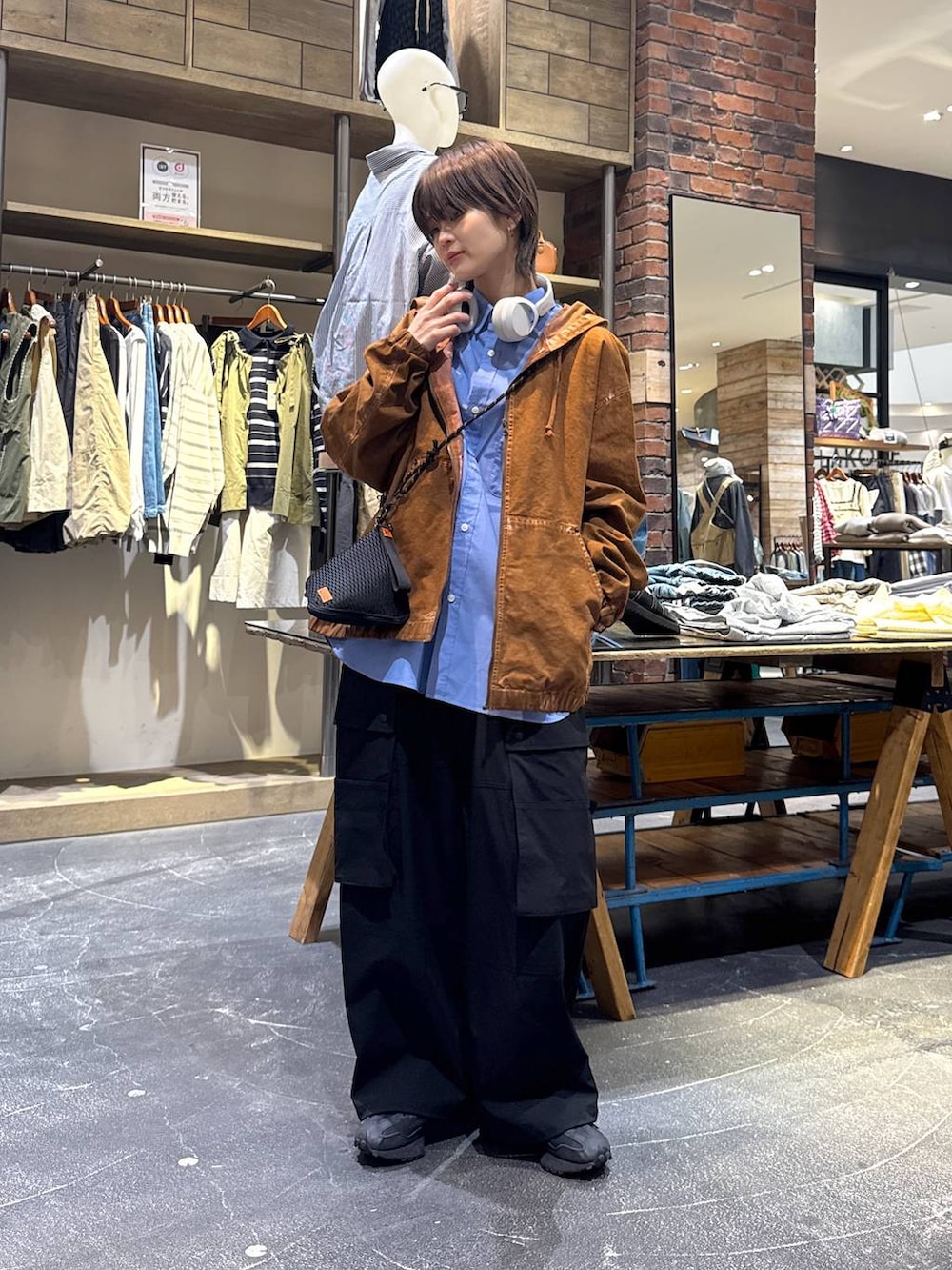 ブルー系のシャツ/ブラウス、ブラック系のスニーカー、ブラック系のその他パンツを着用したメンズの春コーディネートの2枚目の写真