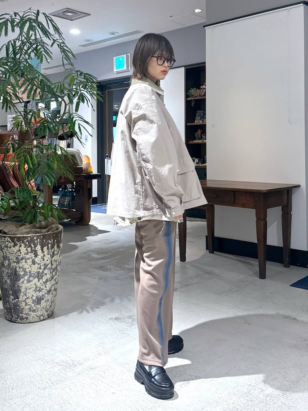 ブラック系のローファー、ブラウン系のその他パンツ、ベージュ系のシャツ/ブラウスを着用したメンズの冬コーディネートの6枚目の写真