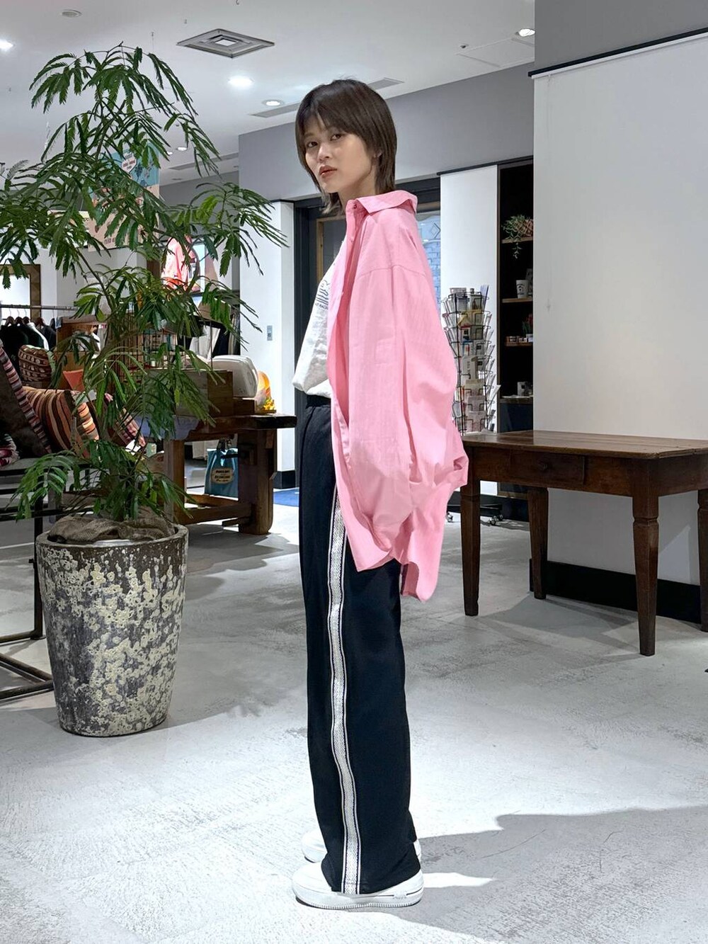 ブラック系のその他パンツ、ベージュ系のTシャツ/カットソーを着用したレディースの冬コーディネートの3枚目の写真