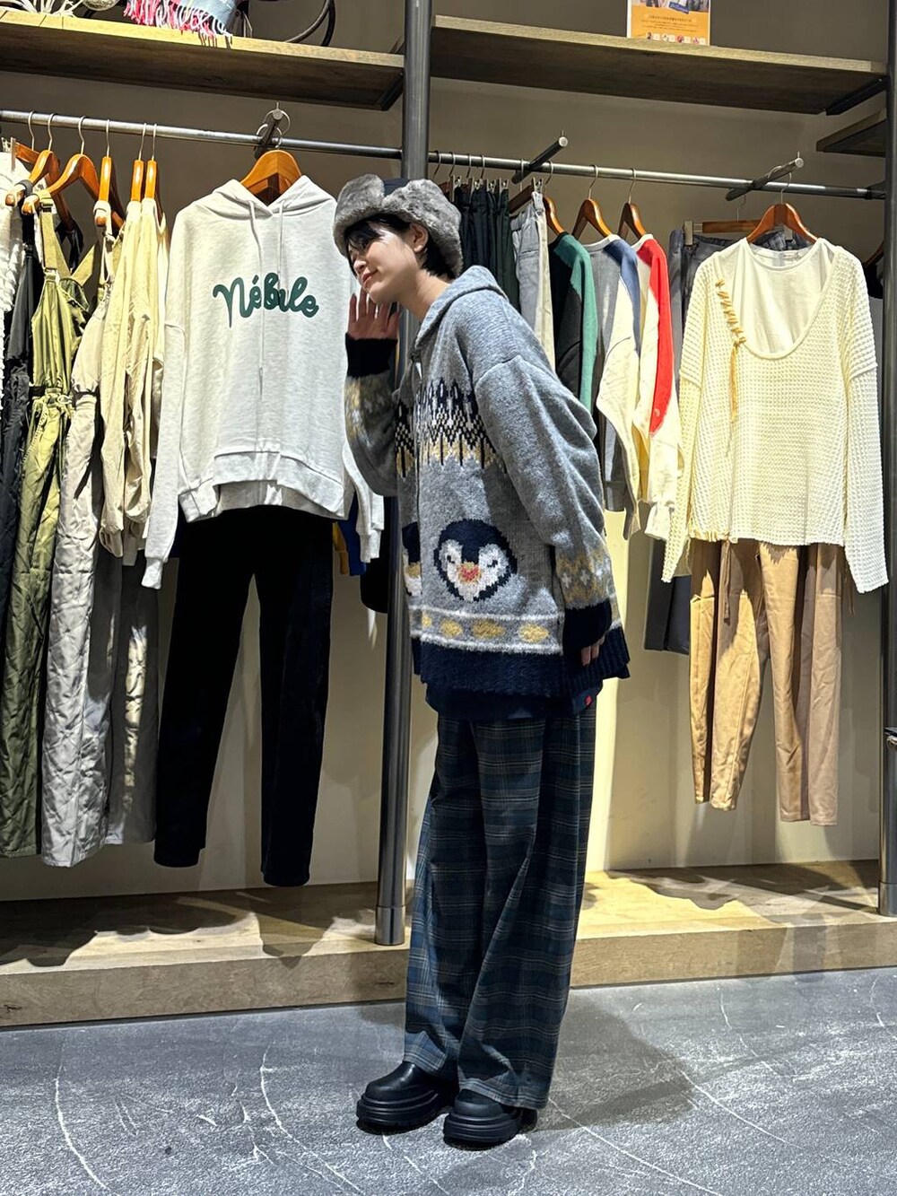 ブルー系のその他パンツ、ブラック系のブーツ、ブラック系のキャップを着用したレディースの秋コーディネートの3枚目の写真