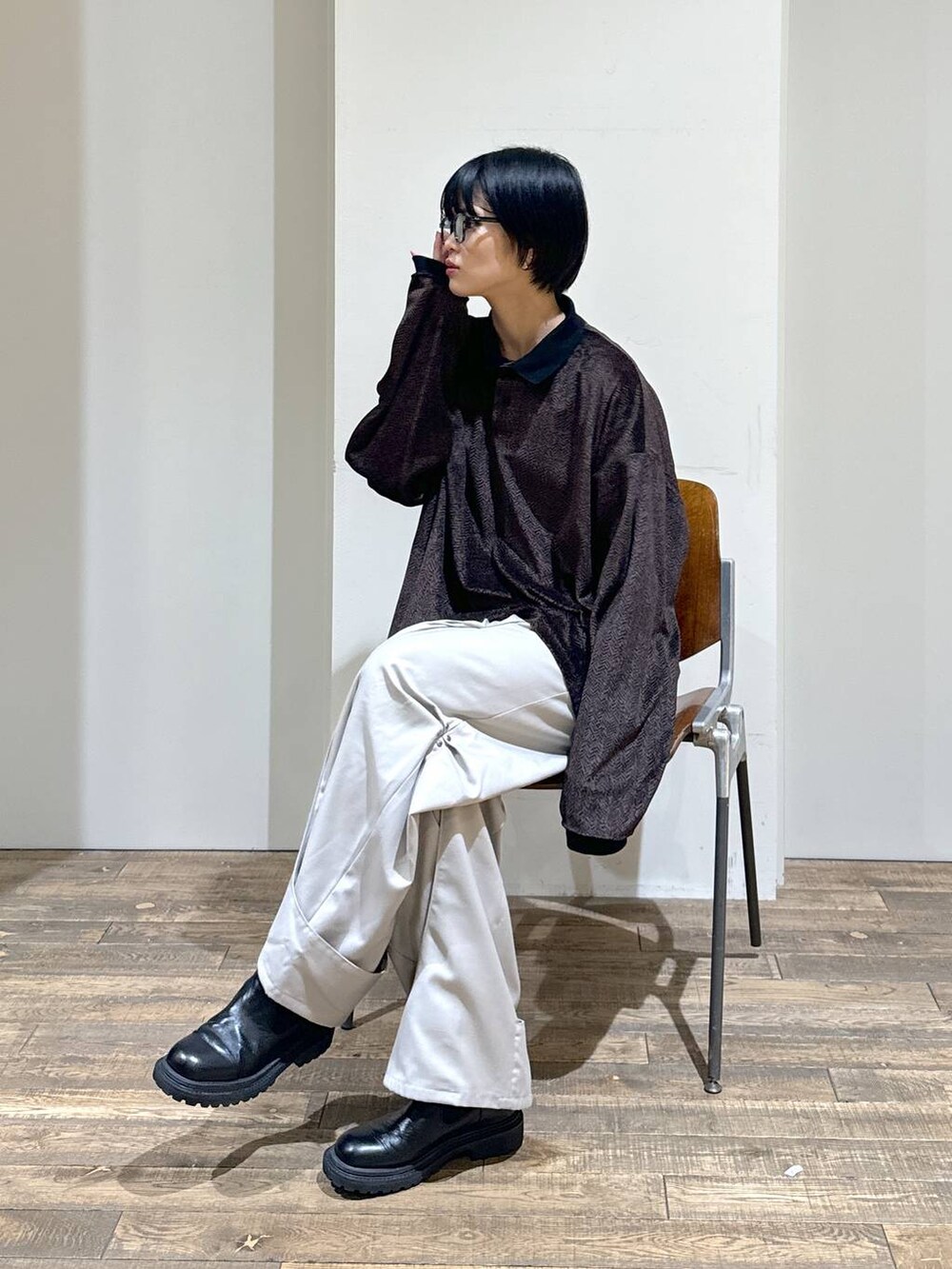 ブラウン系のポロシャツを着用したレディースの秋コーディネートの2枚目の写真