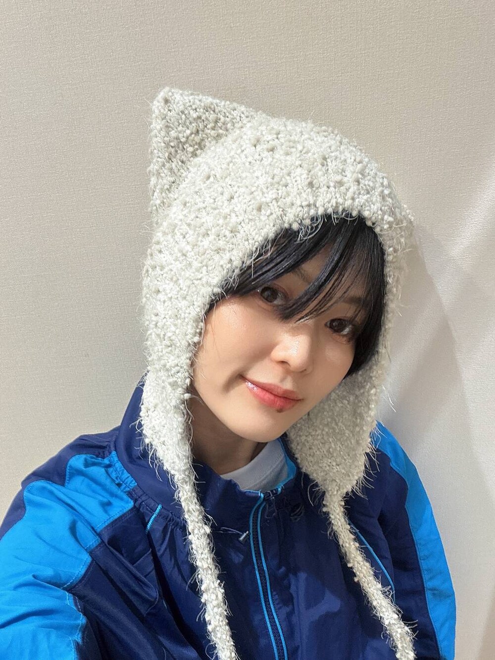 ベージュ系のニットキャップ/ビーニーを着用したレディースの秋コーディネートの5枚目の写真