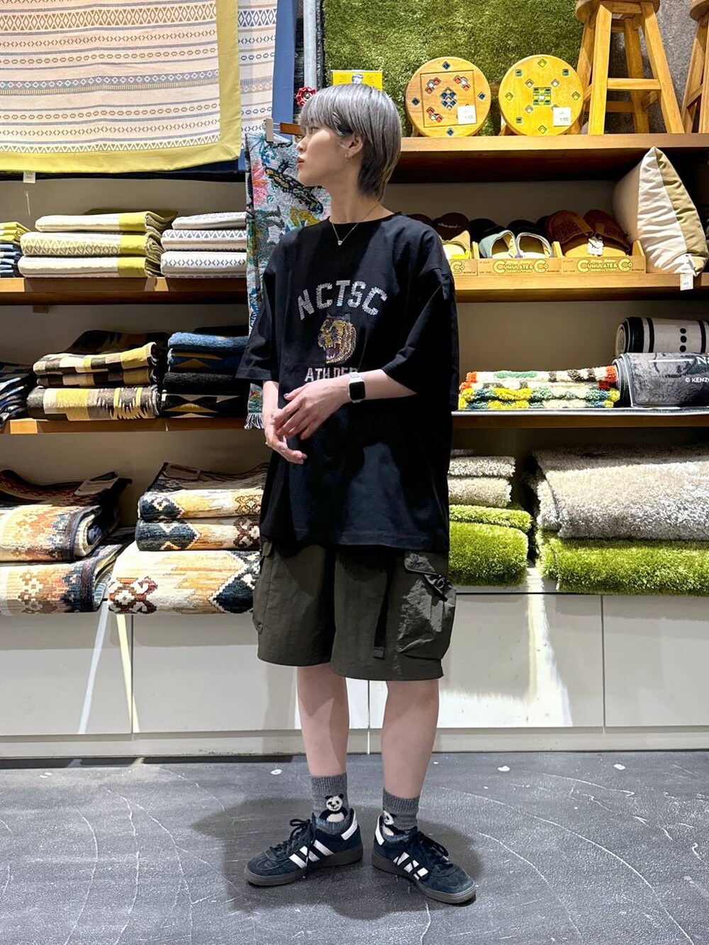 グリーン系のカーゴパンツ、ブラック系のTシャツ/カットソーを着用したレディースの夏コーディネートの6枚目の写真