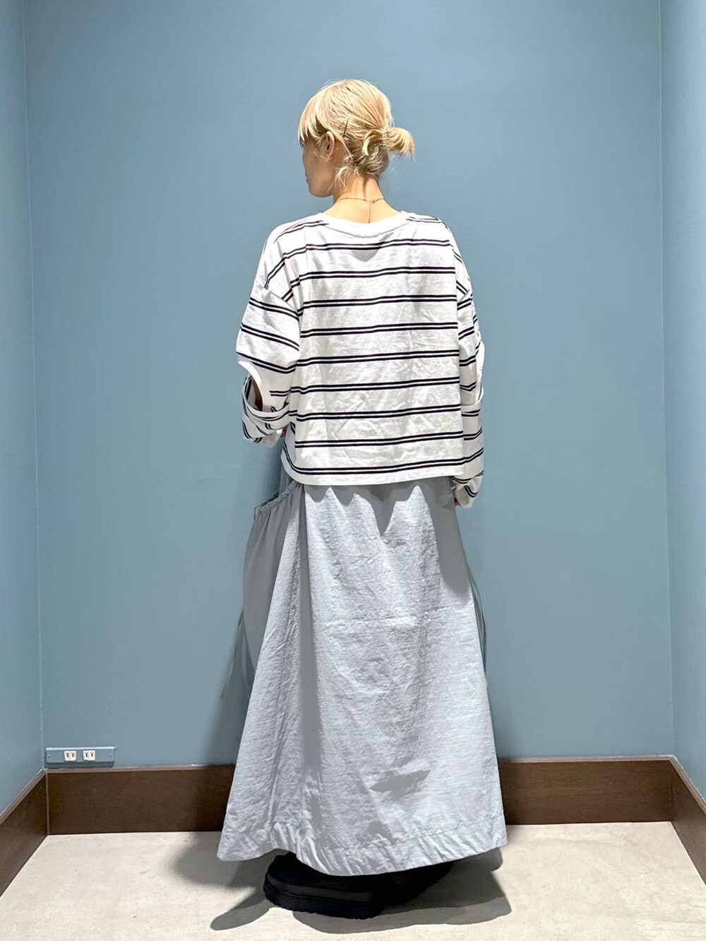 ホワイト系のTシャツ/カットソー、グレー系のスカートを着用したレディースの春コーディネートの3枚目の写真