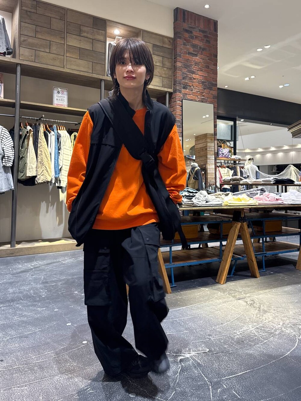 ブラック系のスニーカー、ブラック系のその他パンツ、ブラック系のベストを着用したメンズの春コーディネートの9枚目の写真