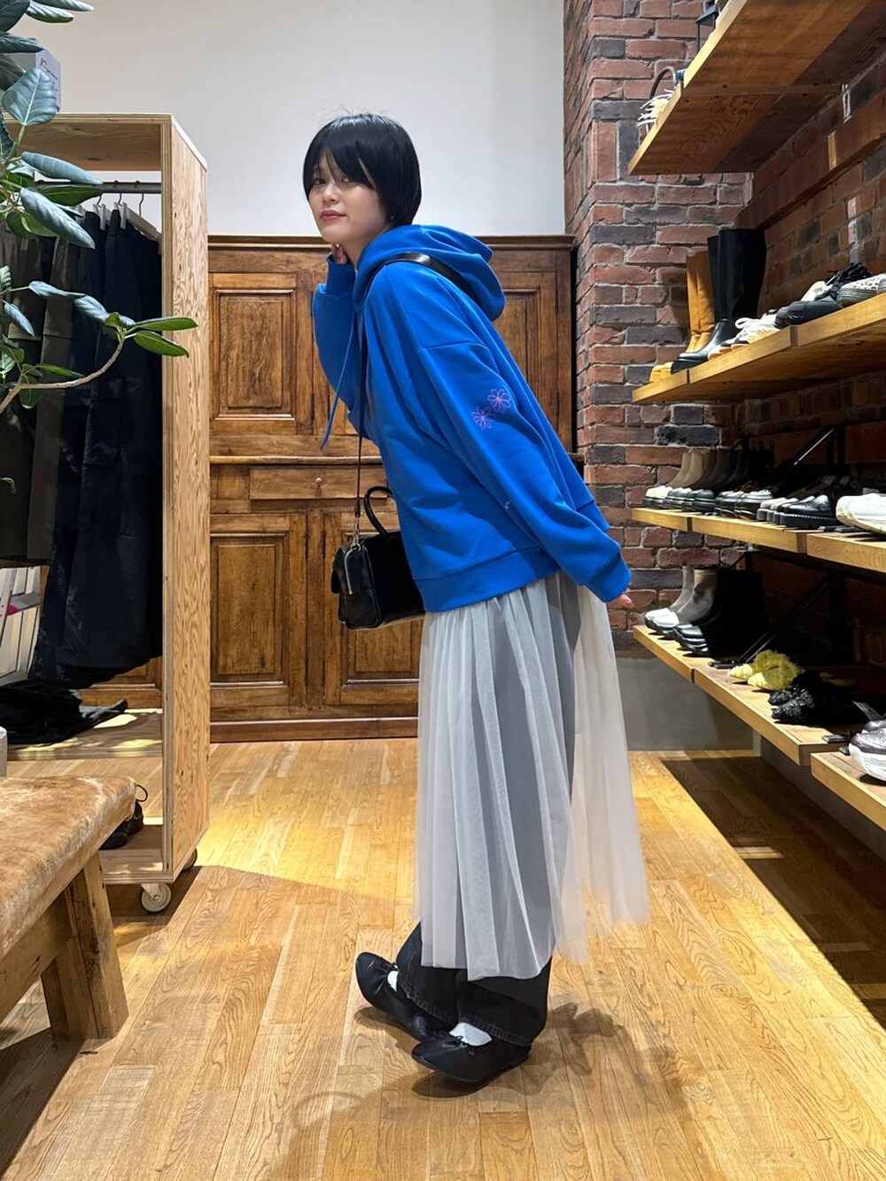 ブラック系のその他パンツ、ブラック系のパンプス、ブラック系のショルダーバッグを着用したレディースの秋コーディネートの4枚目の写真