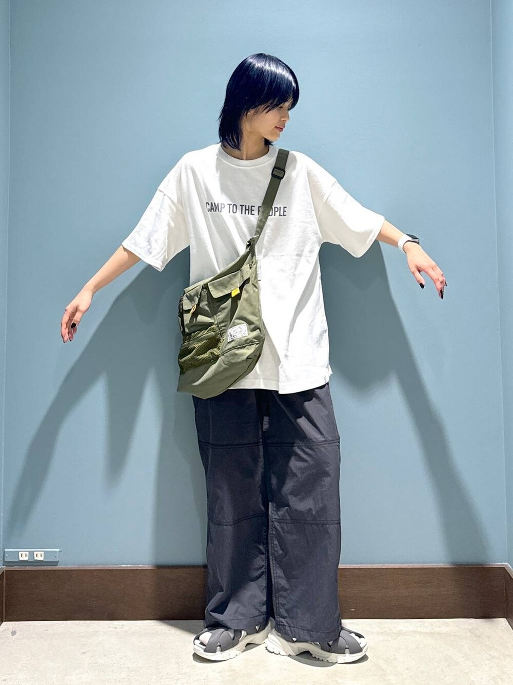グレー系のその他パンツ、ホワイト系のTシャツ/カットソー、グリーン系のショルダーバッグを着用したレディースの春コーディネートの3枚目の写真