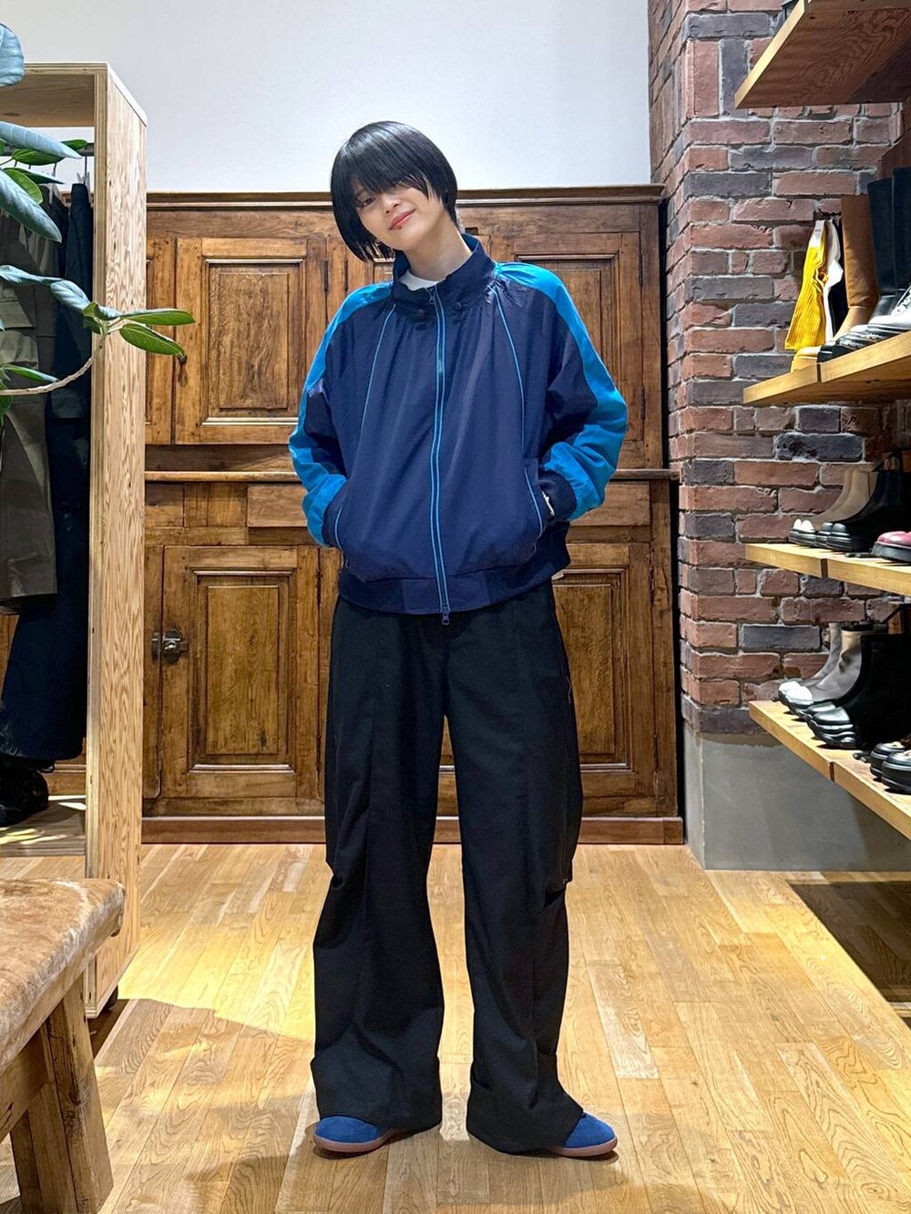 ホワイト系のTシャツ/カットソー、ブルー系のブルゾン、ブルー系のスニーカーを着用したレディースの秋コーディネートの3枚目の写真