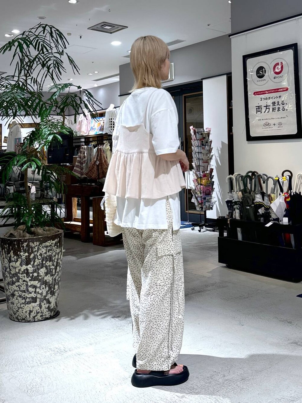 ブラック系のサンダルを着用したレディースの春コーディネートの4枚目の写真